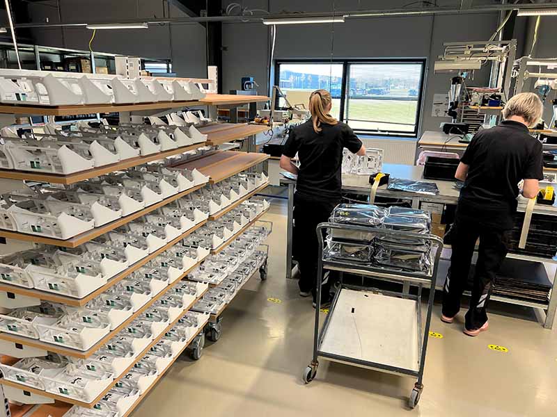 Samling af box build med kabinet hos Seritronic
